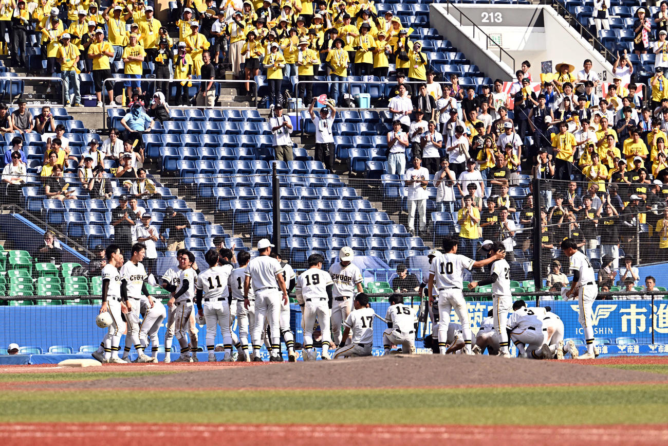 市原中央対市船橋　決勝進出を逃がし涙を流す市原中央の選手たち（撮影・滝沢徹郎）