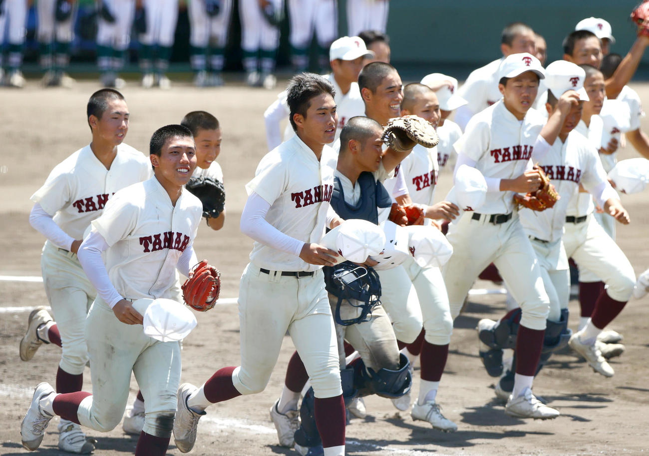 海南対田辺　海南に勝利し、応援席に向かって笑顔で駆けだす田辺ナイン（撮影・上山淳一）