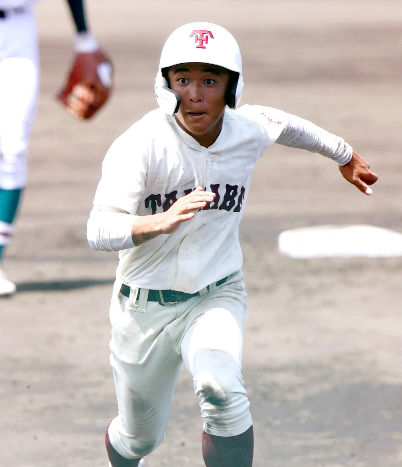 海南対田辺　7回裏、ダッシュする田辺・田中（撮影・上山淳一）