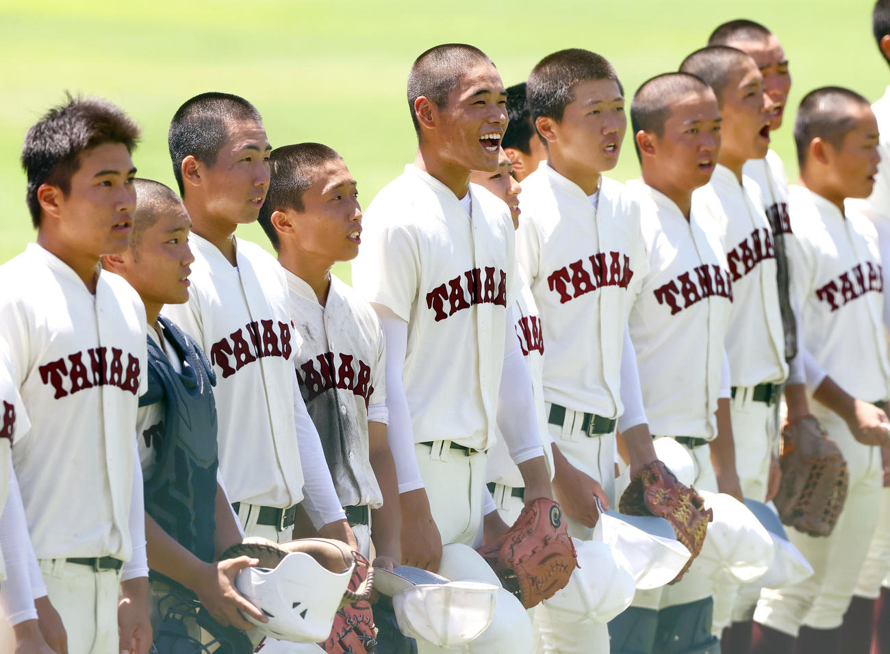 海南対田辺　海南に勝利し、応援団に感謝のあいさつをする田辺の選手たち（撮影・上山淳一）