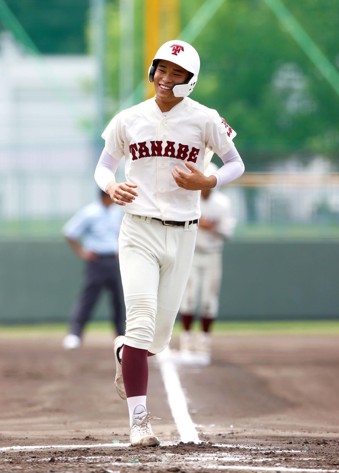 海南対田辺　6回裏田辺2死満塁、山根の押し出し死球で生還する三走・山本陣（撮影・上山淳一）