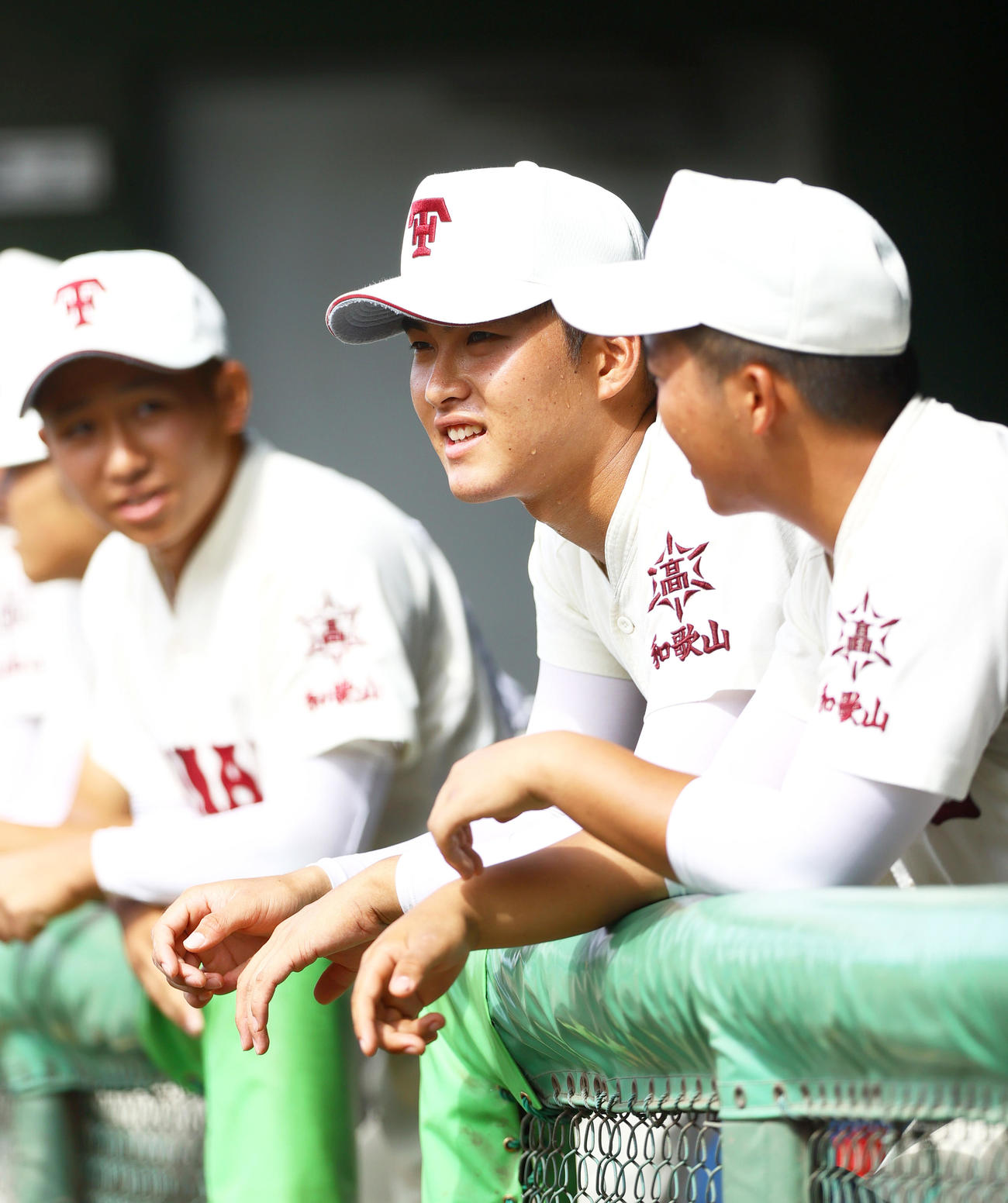 海南対田辺　田辺・寺西（中央）はベンチから試合を見つめる（撮影・上山淳一）