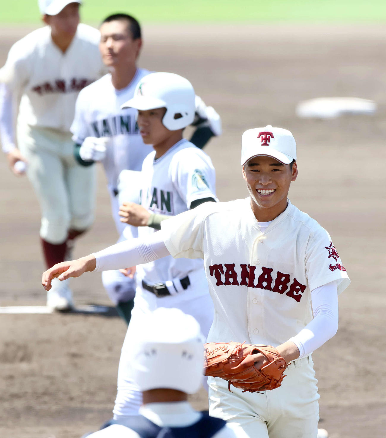 海南対田辺　9回裏海南2死、田辺・山本陣（右）は最終打者・井本を右飛に仕留め完投勝利を挙げ笑顔を見せる（撮影・上山淳一）