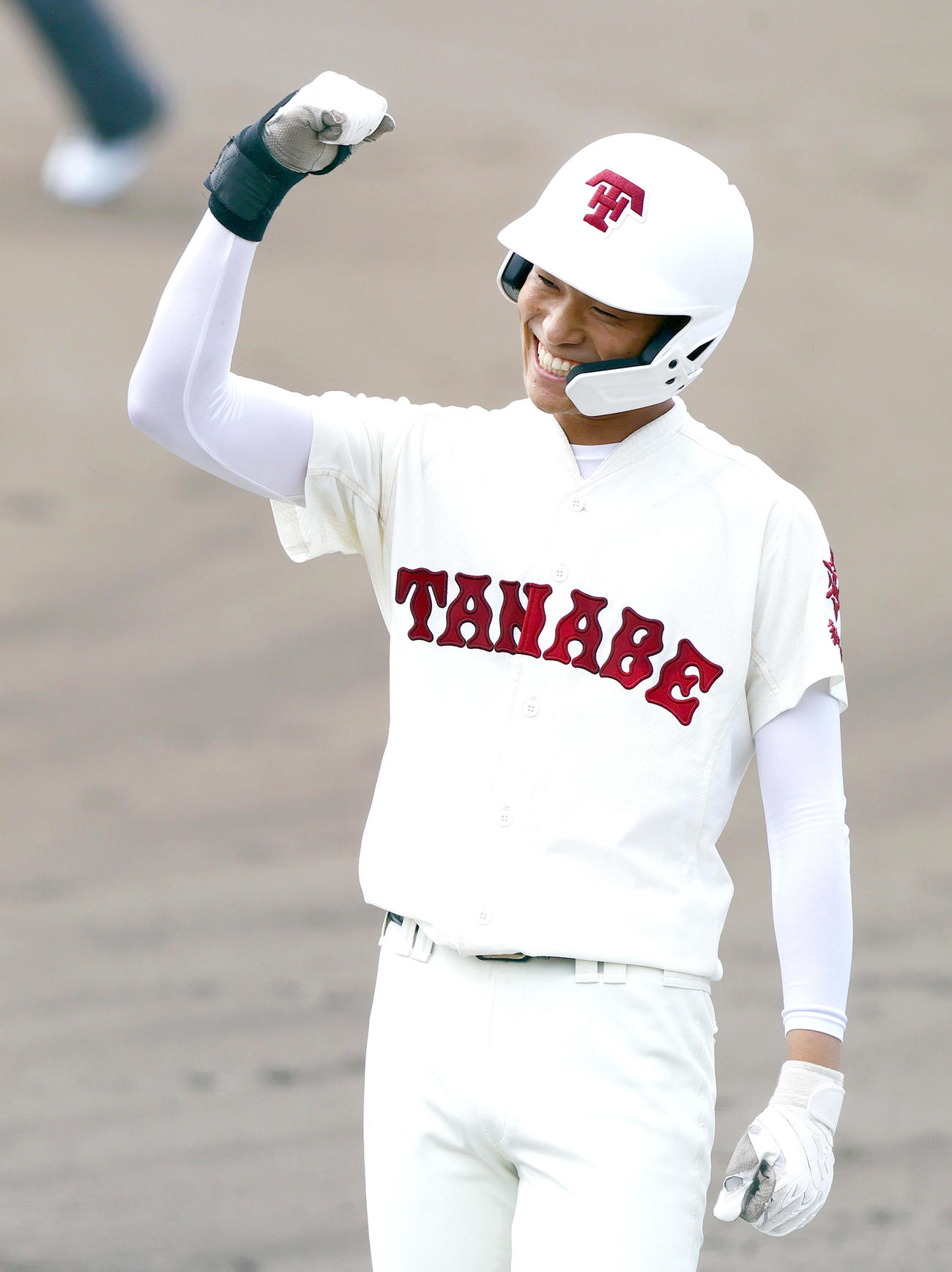 海南対田辺　4回裏田辺1死二塁、山本陣は左前適時打を放ち一塁でガッツポーズする（撮影・上山淳一）