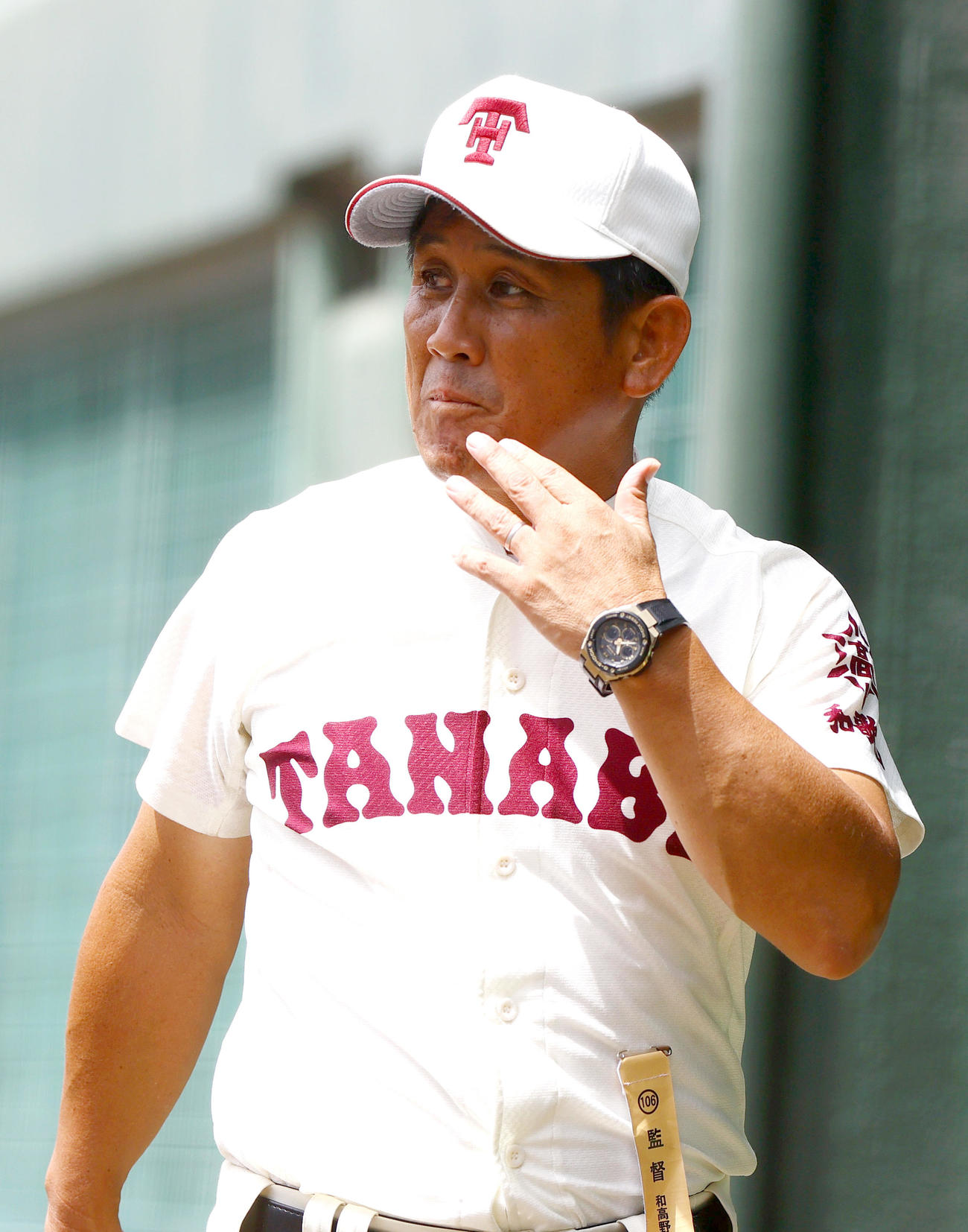 海南対田辺　ベンチからグラウンドを見つめる田辺・田中格監督（撮影・上山淳一）