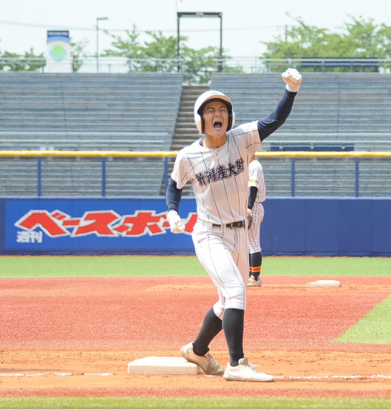 新潟産大付対帝京長岡　2回表、先制弾を放った新潟産大付・中村が三塁ベース上でガッツポーズ（撮影・小林忠）