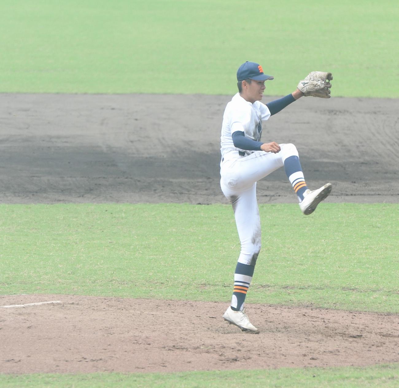 宮崎商対富島　3番手で登板した宮崎商・中村（撮影・佐藤究）