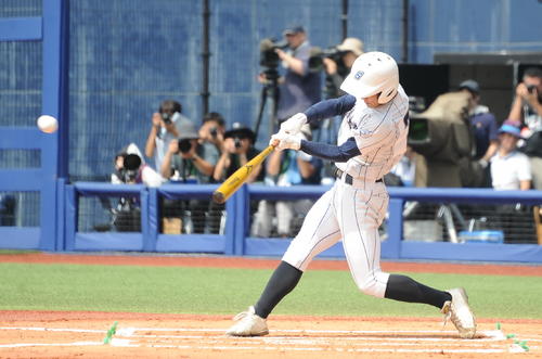 新潟産大付対帝京長岡　2回表1死三塁で適時三塁打を放つ新潟産大付・中村（撮影・小林忠）