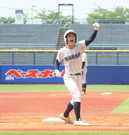新潟産大付対帝京長岡　2回表、先制弾を放った新潟産大付・中村が三塁ベース上でガッツポーズ（撮影・小林忠）