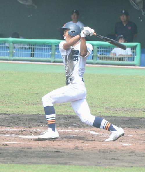 宮崎商対富島　先制2ランを放つ活躍を見せた宮崎商・甲斐（撮影・佐藤究）