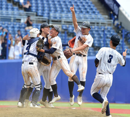 新潟産大付対帝京長岡　初優勝を決め、歓喜の輪を作る新潟産大付ナイン（撮影・大島享也）