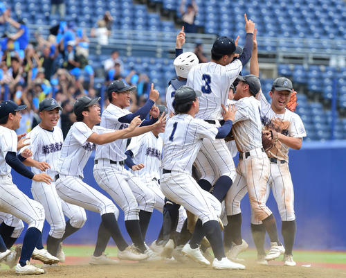 新潟産大付対帝京長岡　初優勝を決め、歓喜の輪を作る新潟産大付ナイン（撮影・大島享也）