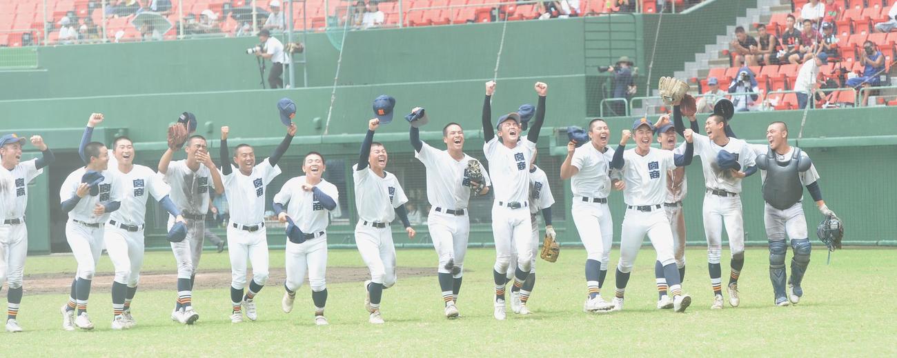 宮崎商対富島　3年ぶり6度目の優勝を決め、喜びを爆発させる宮崎商ナイン（撮影・佐藤究）