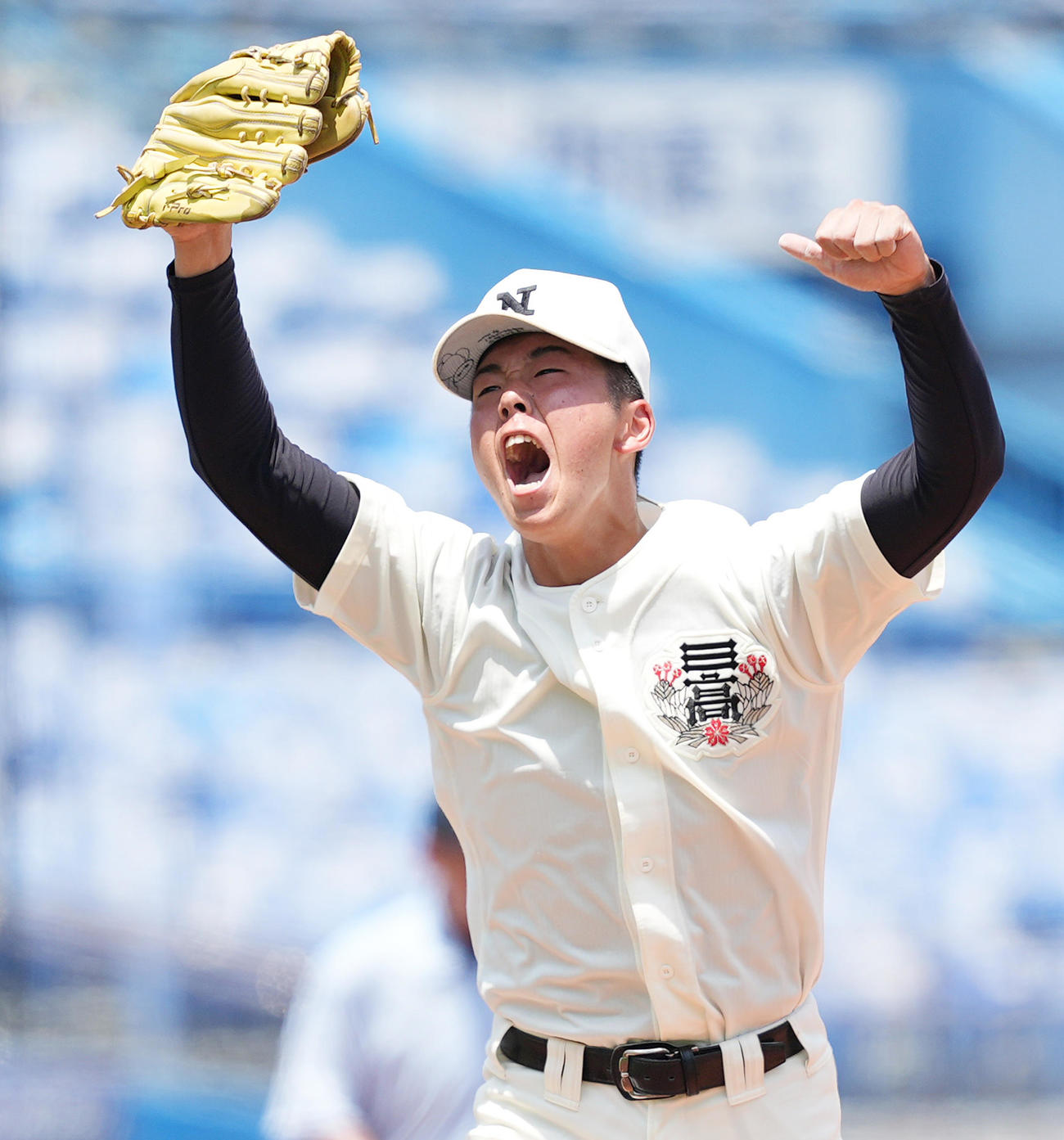 日大三対創価　創価に勝利し、完封勝利を飾った日大三・谷亀は、喜びを爆発させる（撮影・菅敏）