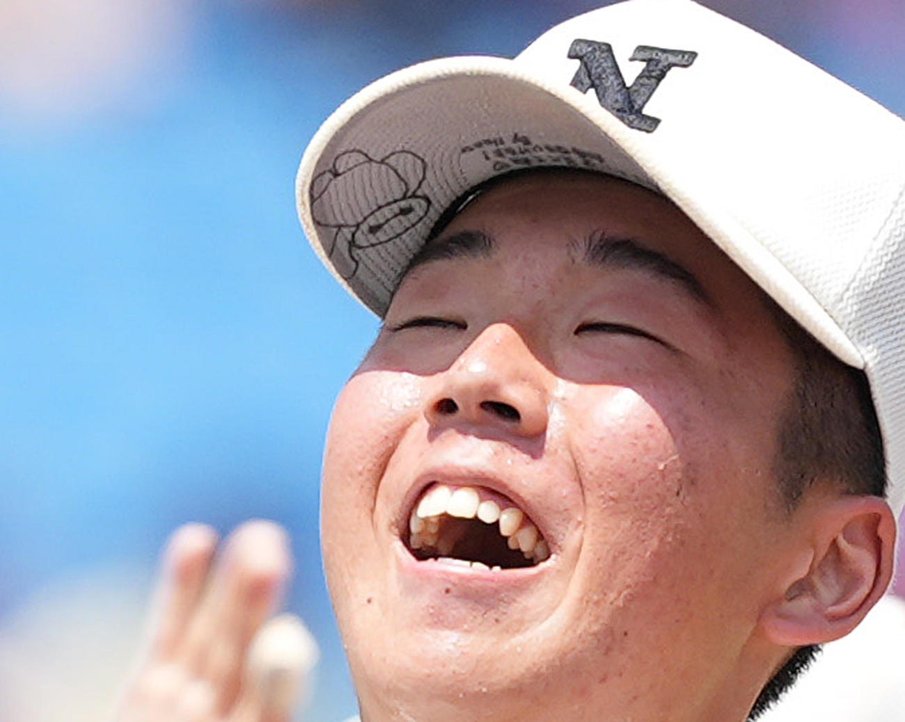 日大三対創価　創価に勝利し、完封勝利を飾った日大三・谷亀の帽子に描かれたかわいいイラスト（撮影・菅敏）