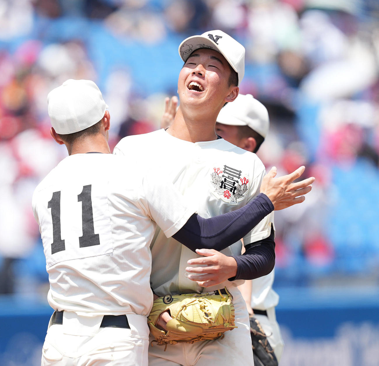 日大三対創価　創価に勝利し、完封勝利を飾った日大三・谷亀（中央）は、ナインと喜ぶ（撮影・菅敏）
