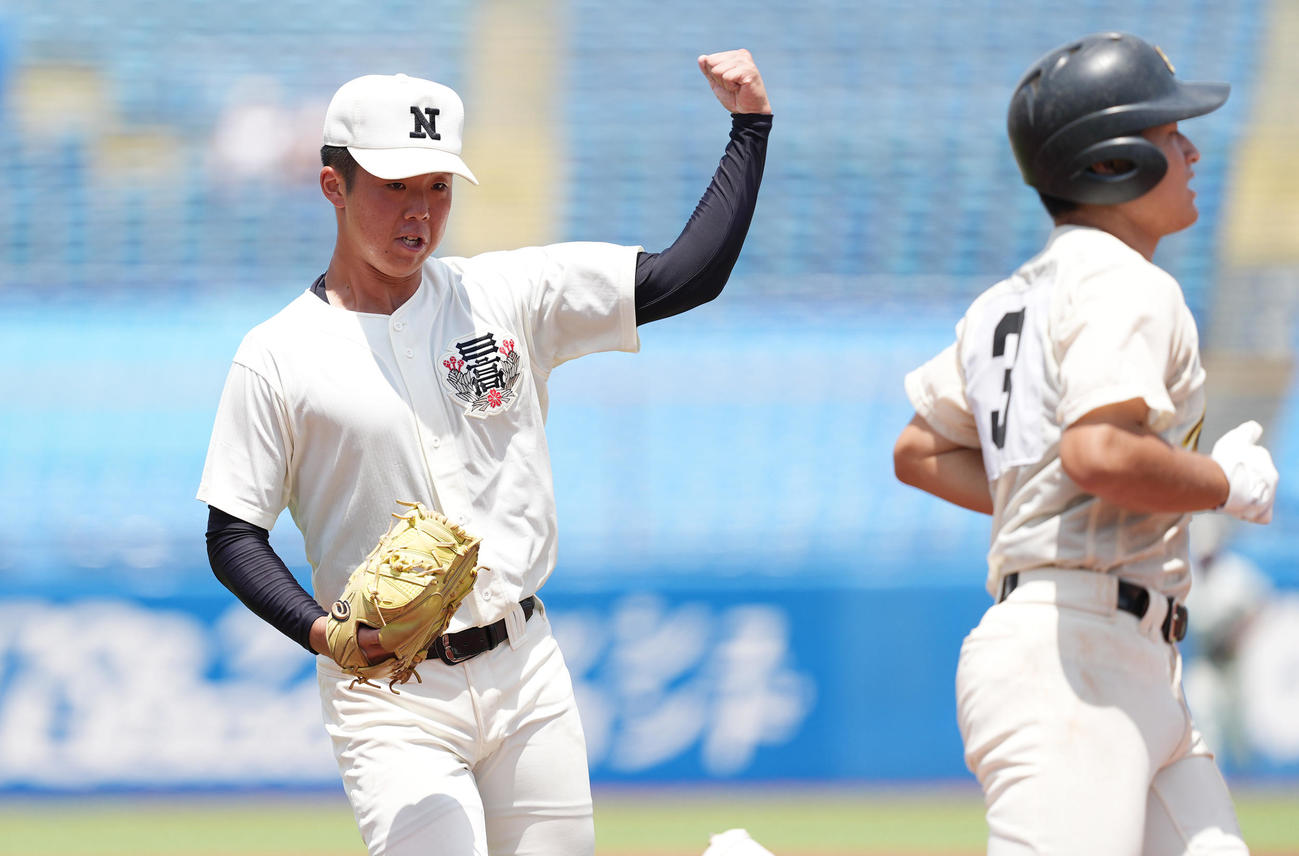 日大三対創価　8回裏創価2死三塁、高橋球児（右）を二飛に仕留め、ガッツポーズを見せる谷亀（撮影・菅敏）
