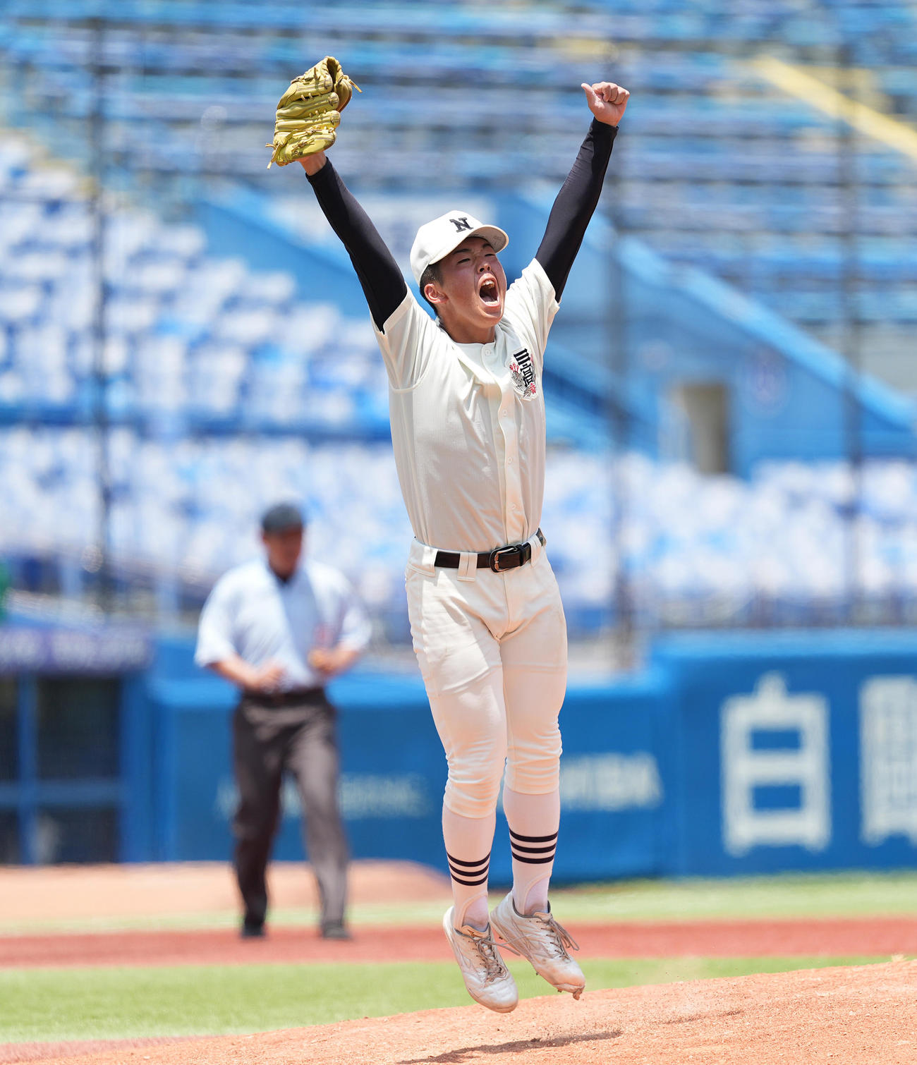 日大三対創価　創価に勝利し、完封勝利を飾った日大三・谷亀は、喜びを爆発させる（撮影・菅敏）