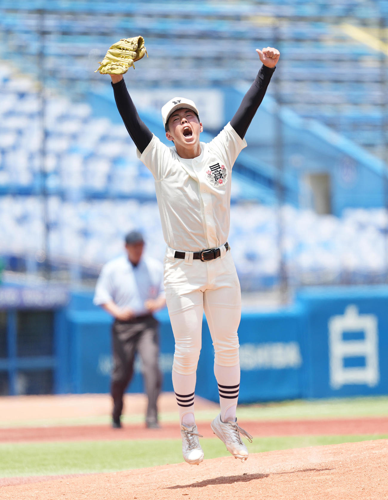 日大三対創価　創価に勝利し、完封勝利を飾った日大三・谷亀は、喜びを爆発させる（撮影・菅敏）