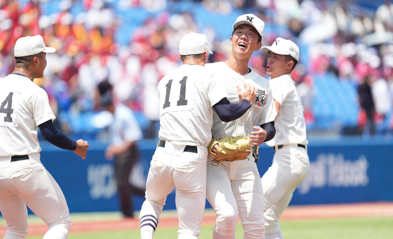 日大三対創価　創価に勝利し、完封勝利を飾った日大三・谷亀（右から2人目）は、ナインと喜ぶ（撮影・菅敏）