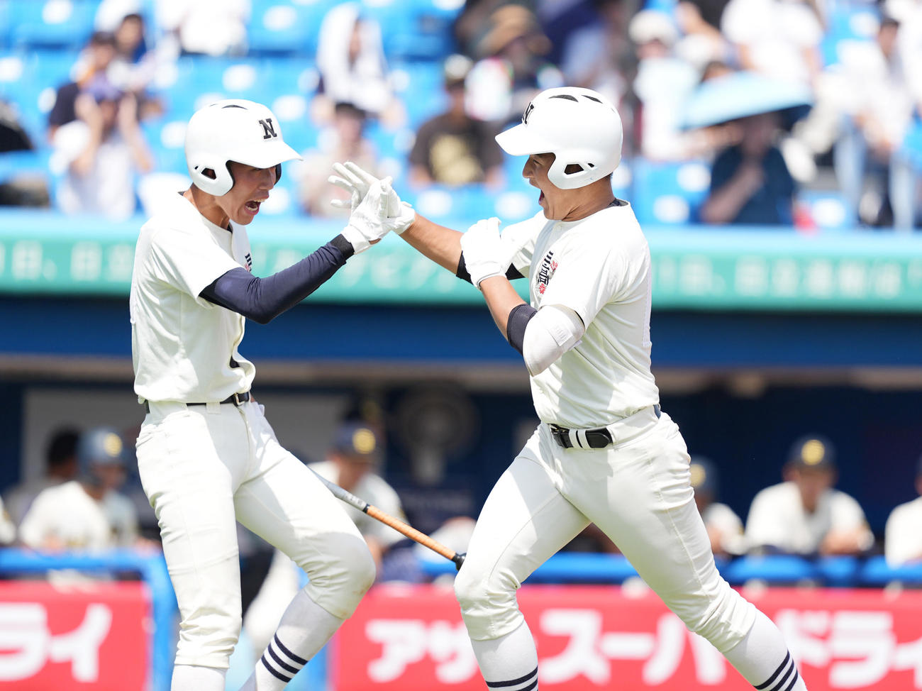 日大三対創価　4回表日大三無死、左越えに先制のソロ本塁打を放ち、ナインに迎えられる岡本（右）（撮影・菅敏）
