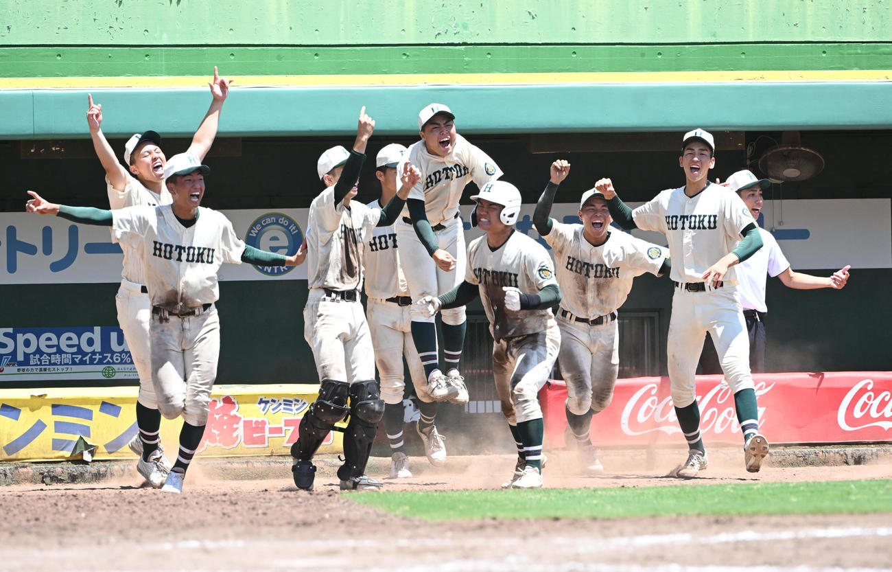 社対報徳学園　10回裏報徳学園1死二、三塁、福留のサヨナラ打で決勝進出を決め喜ぶ報徳学園ナイン（撮影・和賀正仁）