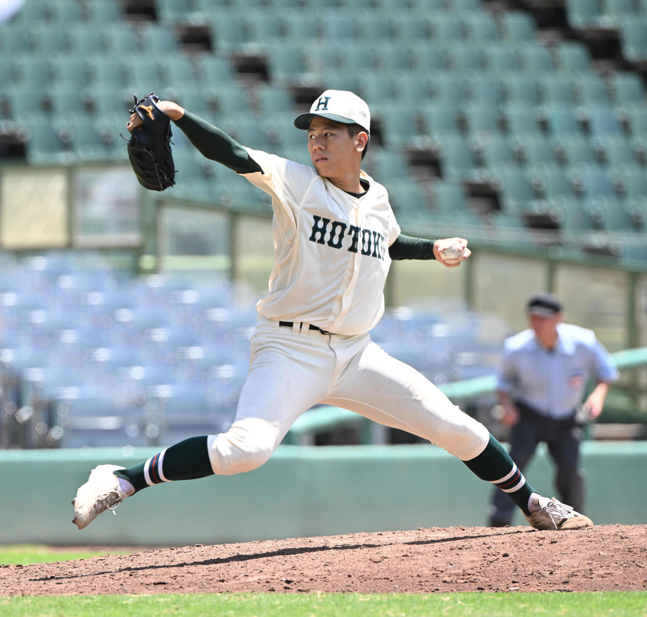 社対報徳学園　報徳学園3番手で登板する伊藤（撮影・和賀正仁）