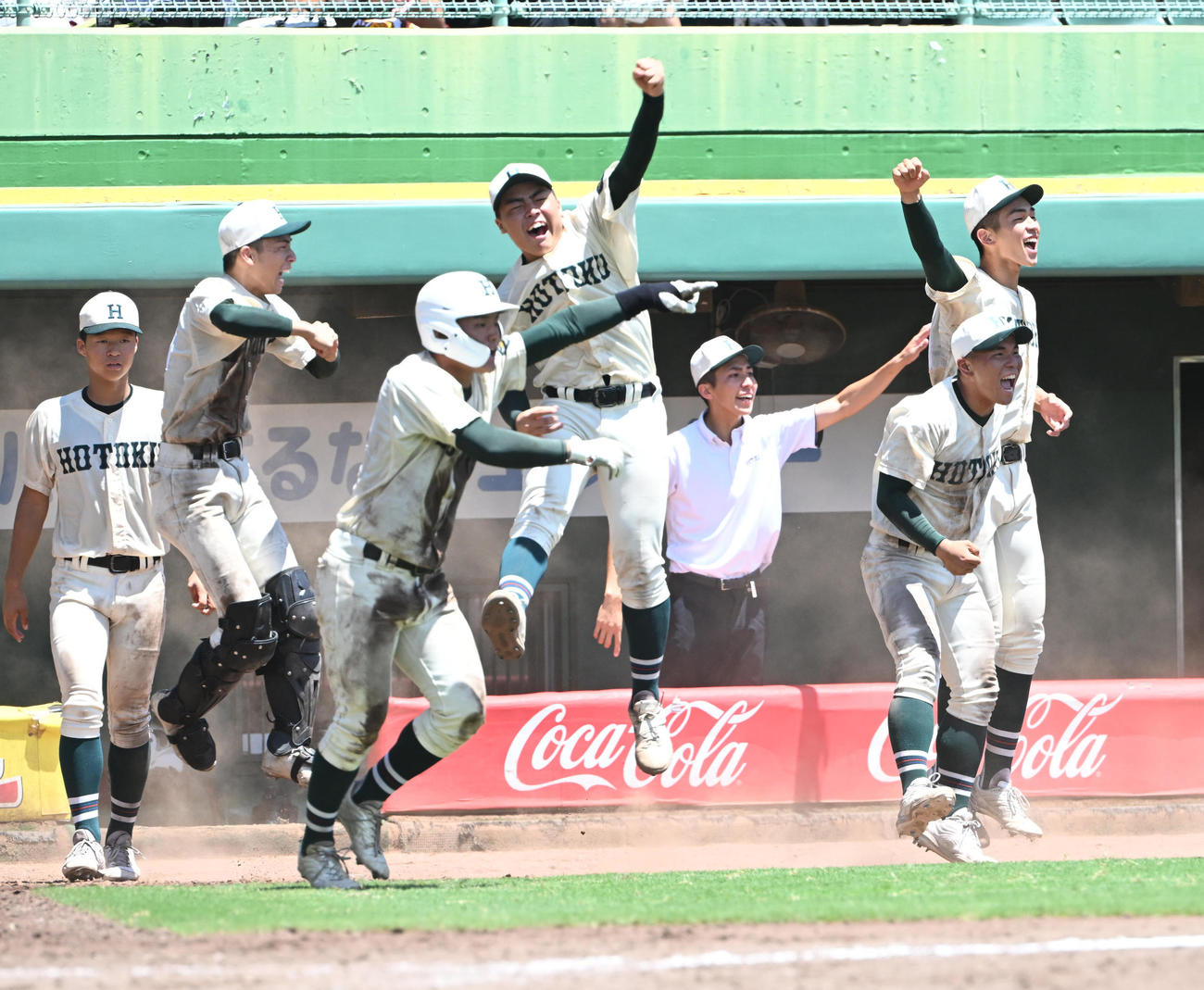 社対報徳学園　10回裏報徳学園1死二、三塁、福留のサヨナラ打で決勝進出を決め喜ぶ報徳学園ナイン（撮影・和賀正仁）