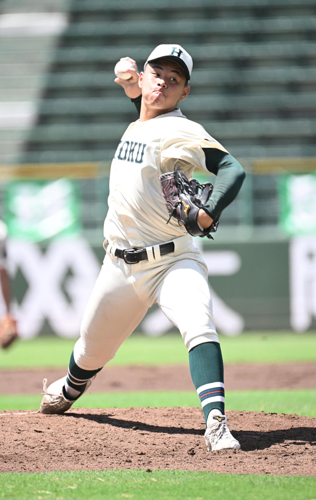 社対報徳学園　力投する報徳学園・間木（撮影・和賀正仁）