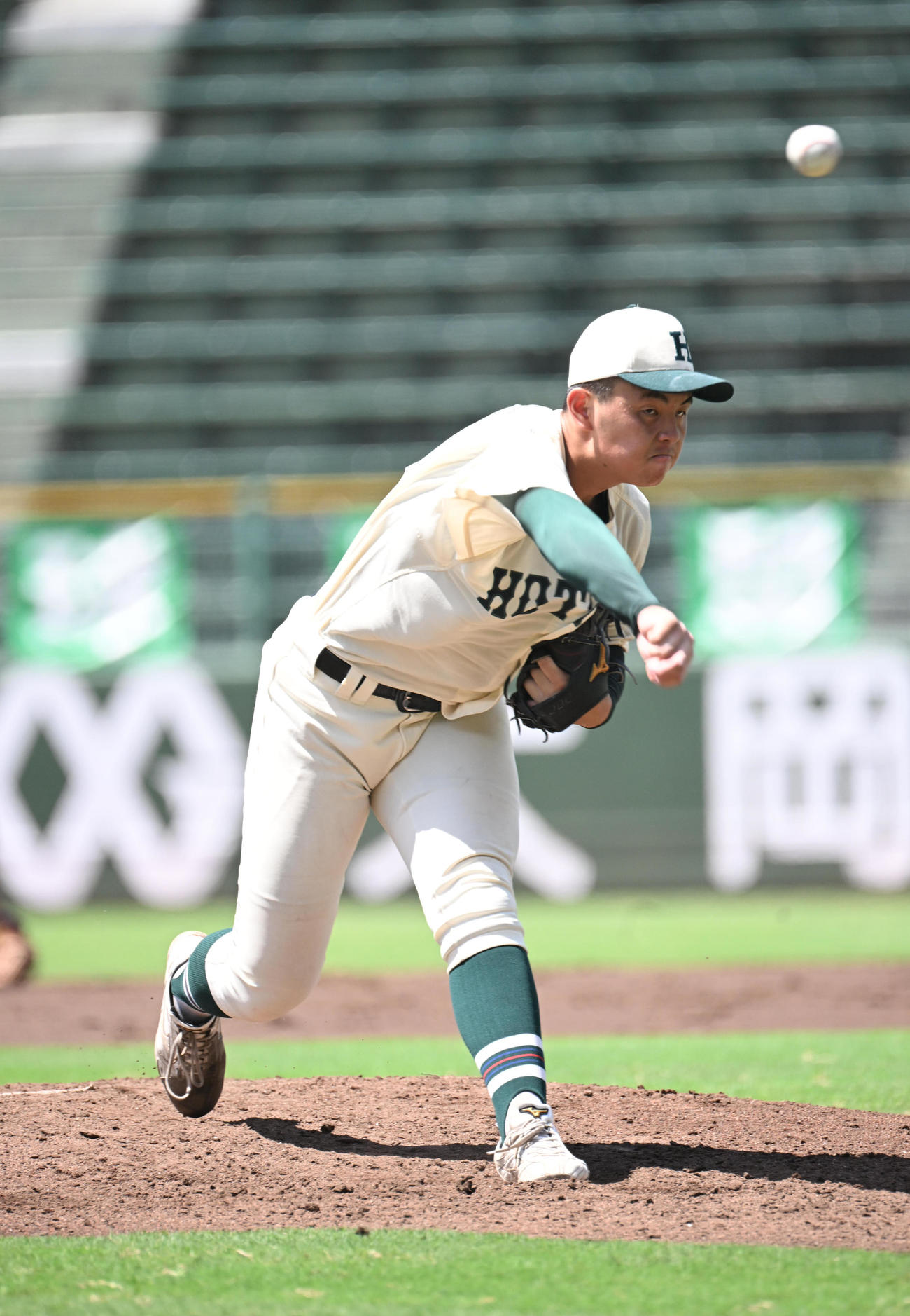 社対報徳学園　力投する報徳学園・間木（撮影・和賀正仁）