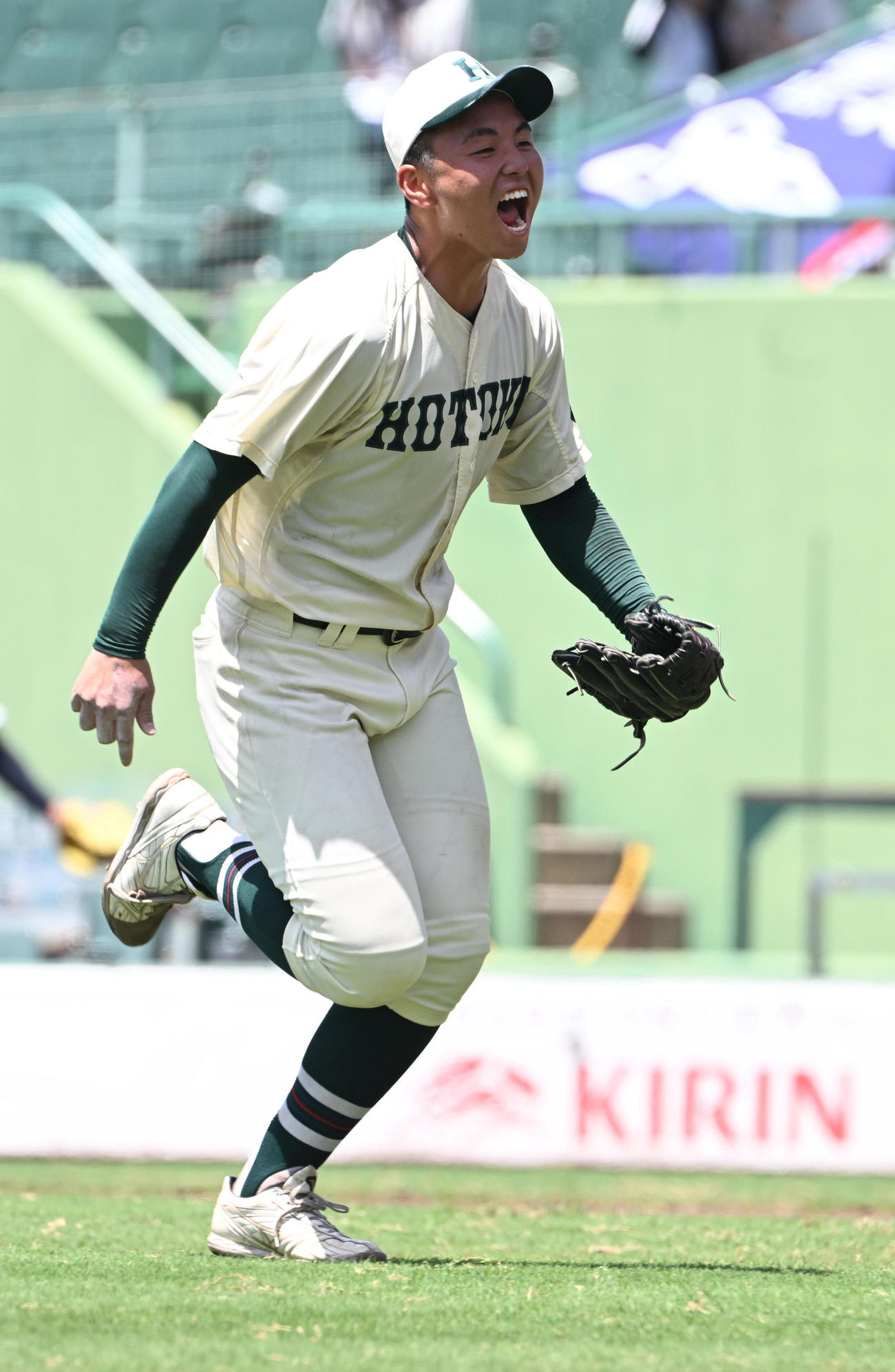 社対報徳学園　大きな声を張り上げベンチに戻る報徳学園・間木（撮影・和賀正仁）