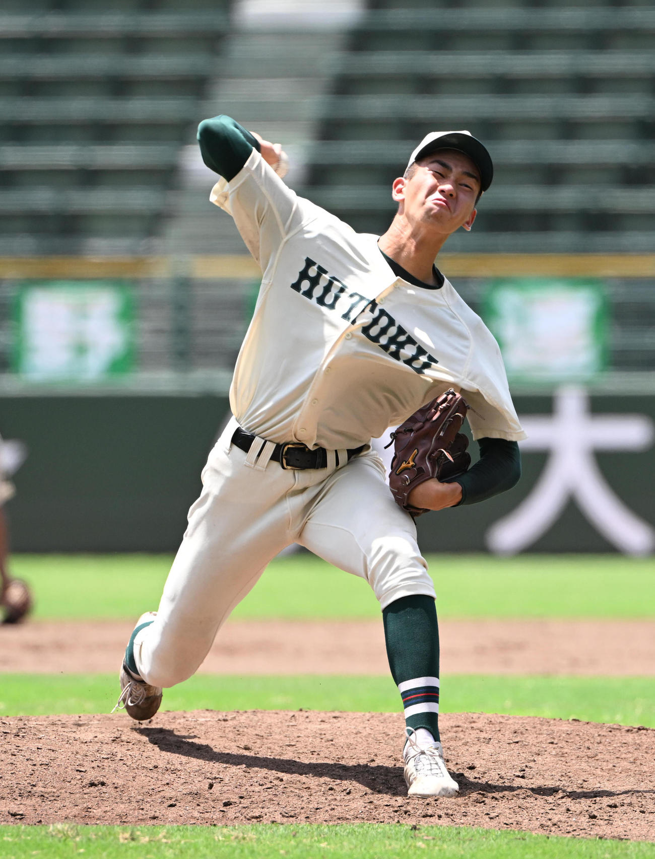 社対報徳学園　7回途中から登板する報徳学園・今朝丸（撮影・和賀正仁）