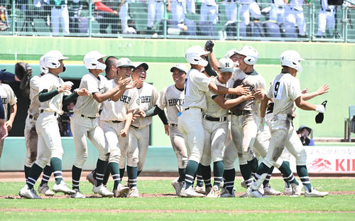 今春センバツ準Vの報徳学園がサヨナラ勝ちで決勝へ 主将の福留希空が