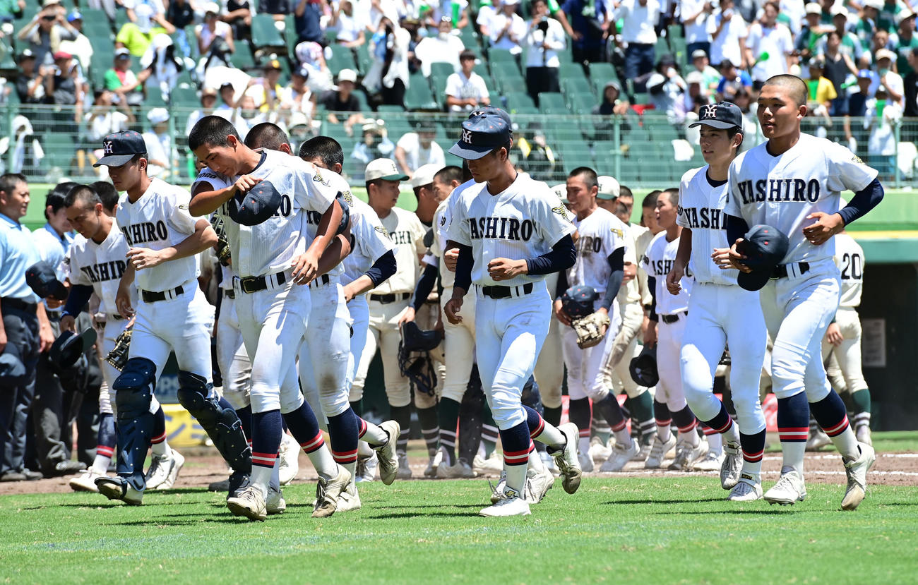 社対報徳学園　報徳学園に敗れ肩を落とす社ナイン（撮影・和賀正仁）