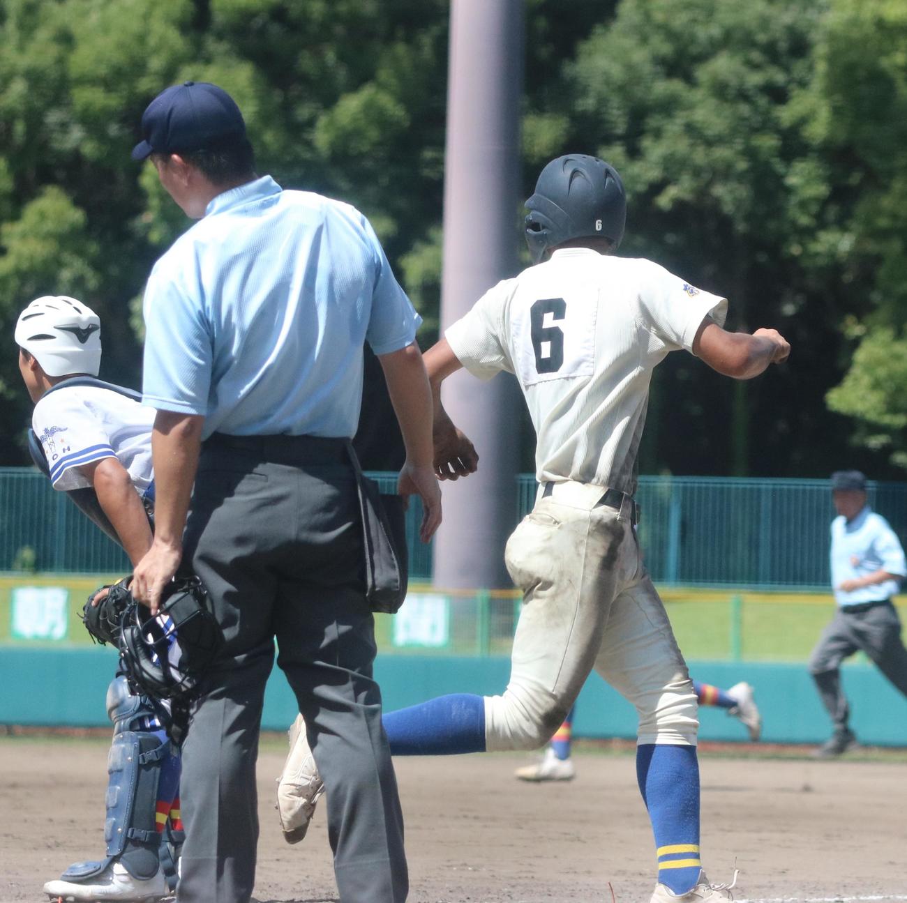 高田商対奈良大付　4回裏奈良大付2死満塁、同点のホームを踏んだ岸本（撮影・塚本光）