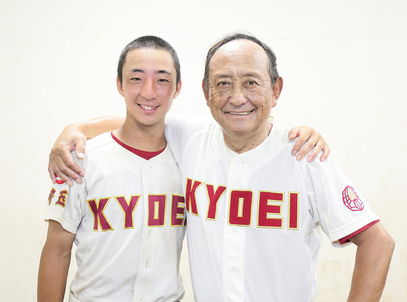 春日部共栄対昌平　試合後、本年度で勇退が決まっている春日部共栄・本多監督（右）は三田村主将と笑顔で記念撮影（撮影・足立雅史）