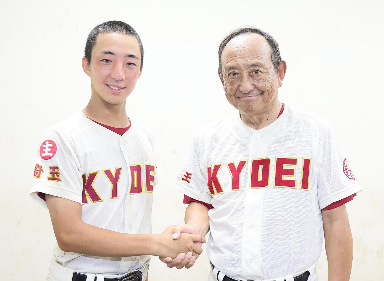 春日部共栄対昌平　試合後、本年度で勇退が決まっている春日部共栄・本多監督（右）は三田村主将と笑顔で握手を交わす（撮影・足立雅史）