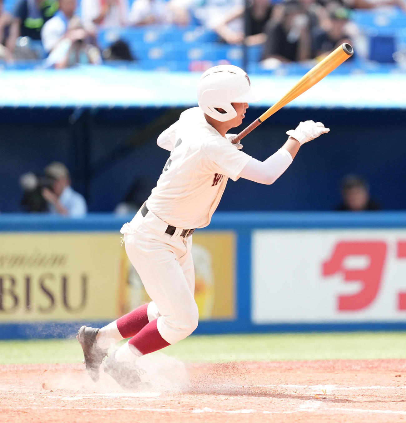早実対日大二　3回表早実2死一、三塁、遊内野適時打を放つ内囿（撮影・菅敏）