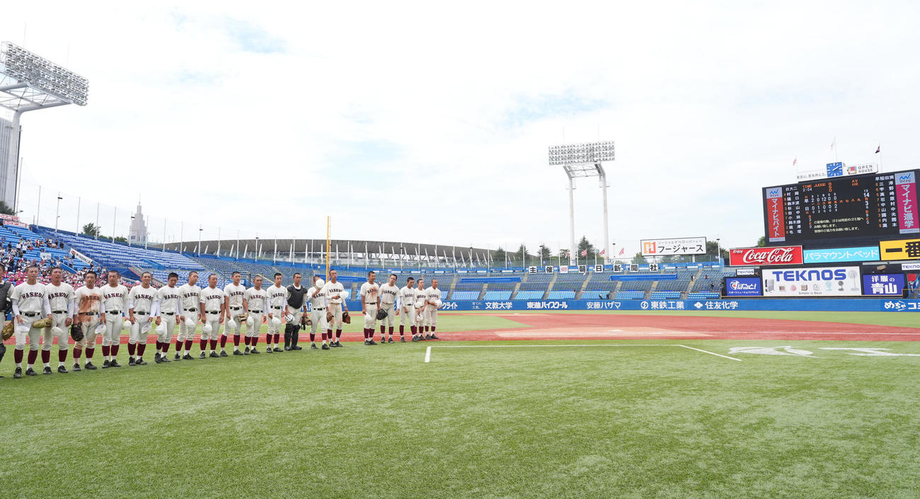 早実対日大　日大二に5回コールドで勝利し、スタンドにあいさつする早実ナイン（撮影・菅敏）