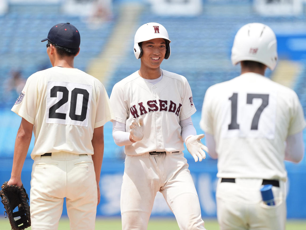 早実対日大二　3回表早実1死満塁、左適時打を放つ山中（中央）（撮影・菅敏）