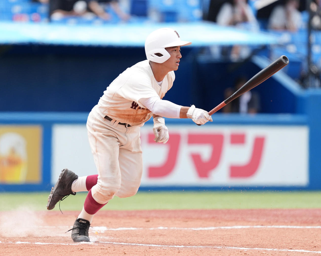 早実対日大二　3回表早実1死満塁、一塁内野適時打を放つ国光（撮影・菅敏）