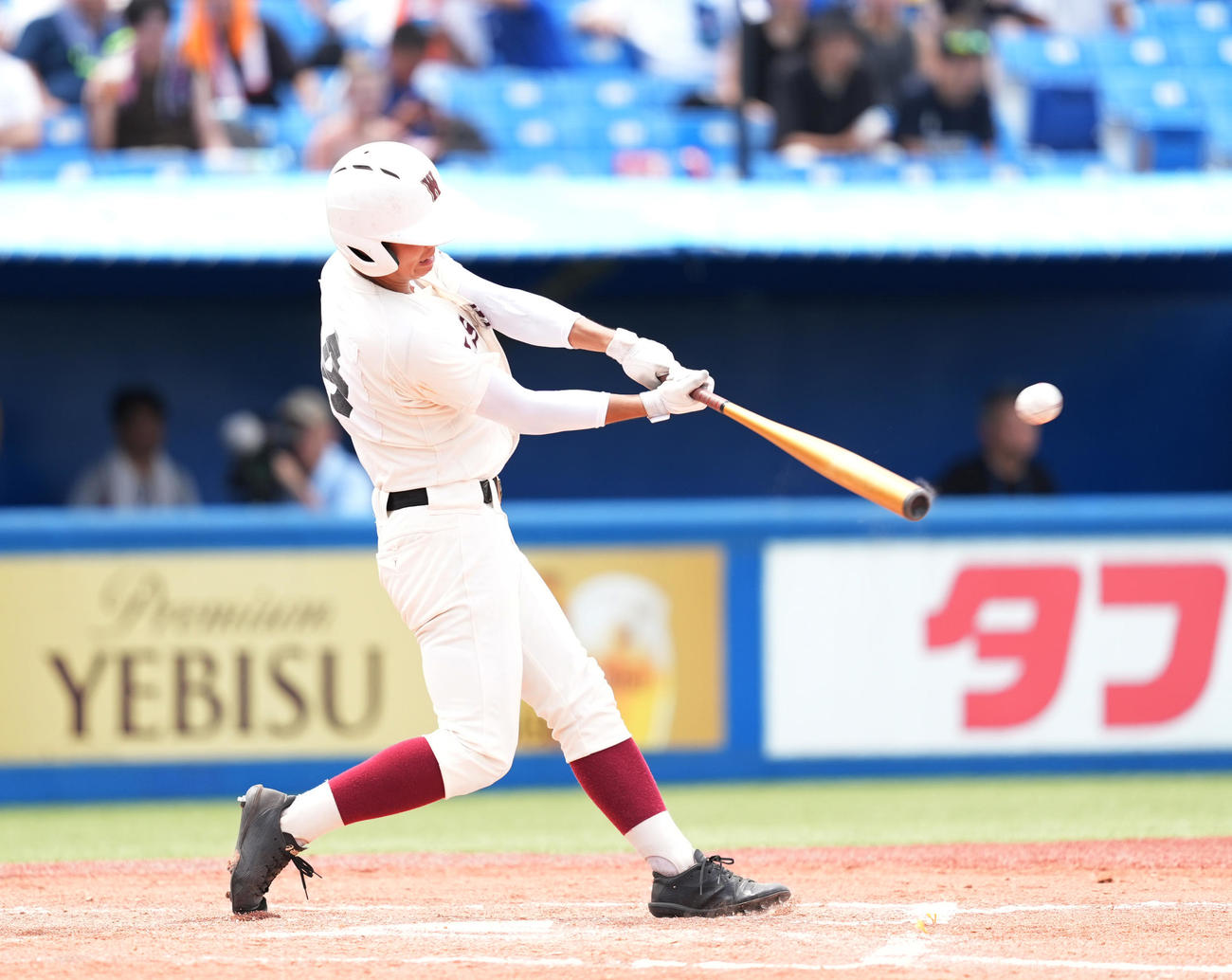 早実対日大二　3回表早実1死満塁、左2点適時二塁打を放つ内囿（撮影・菅敏）