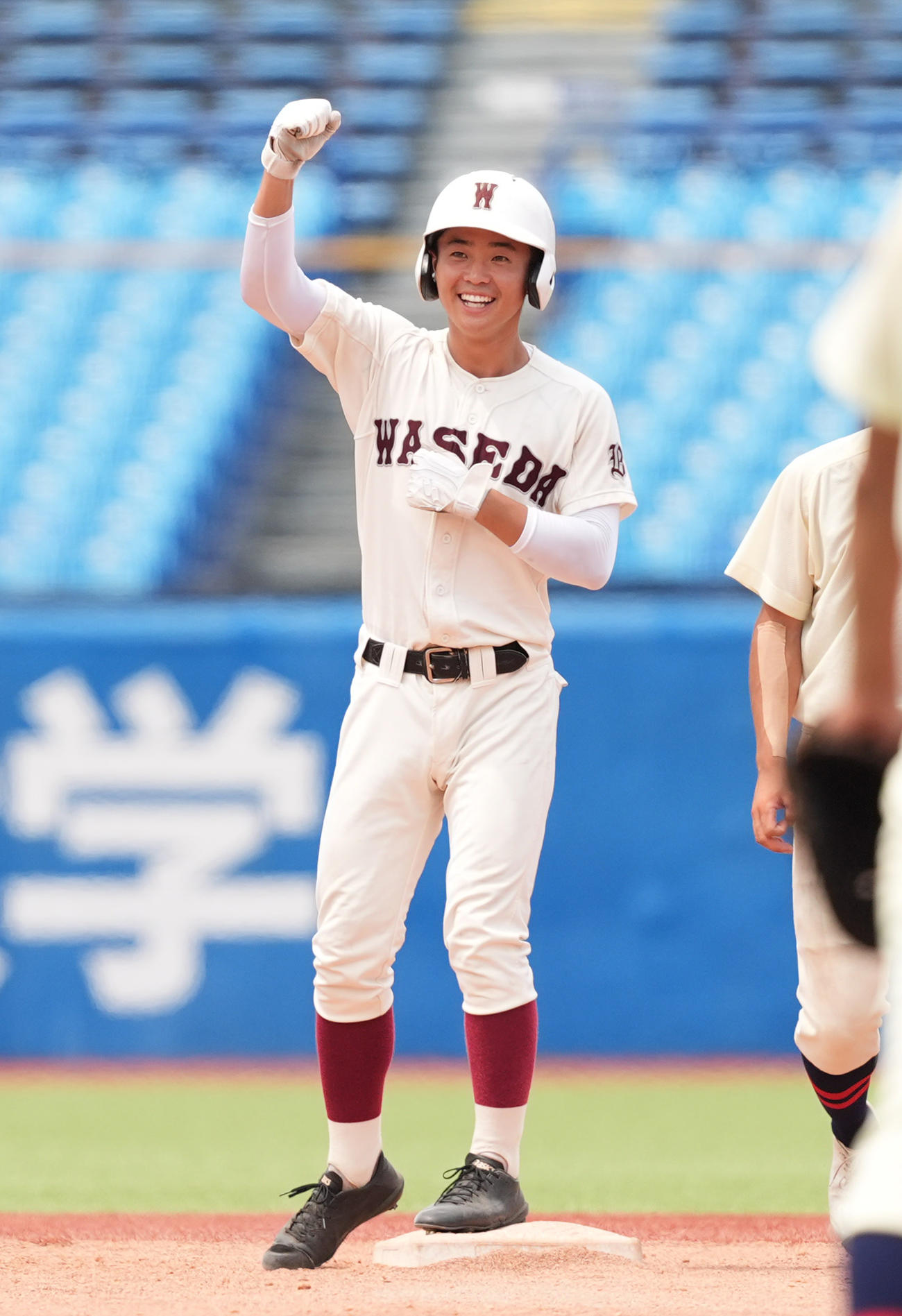 早実対日大二　3回表早実1死満塁、左2点適時二塁打を放つ内囿（撮影・菅敏）