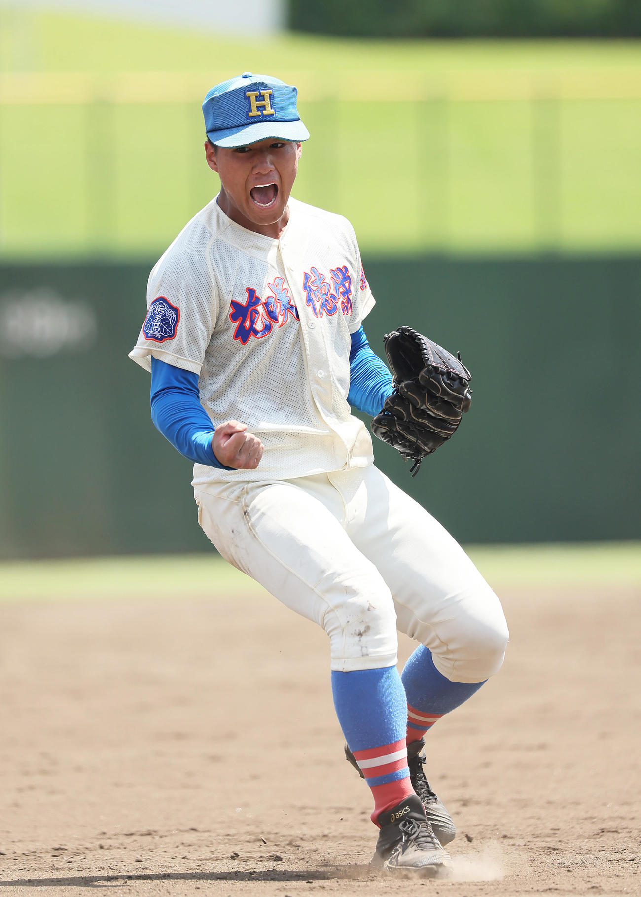 花咲徳栄対山村学園　完投勝利を挙げ雄たけびを上げる花咲徳栄・上原（撮影・足立雅史）