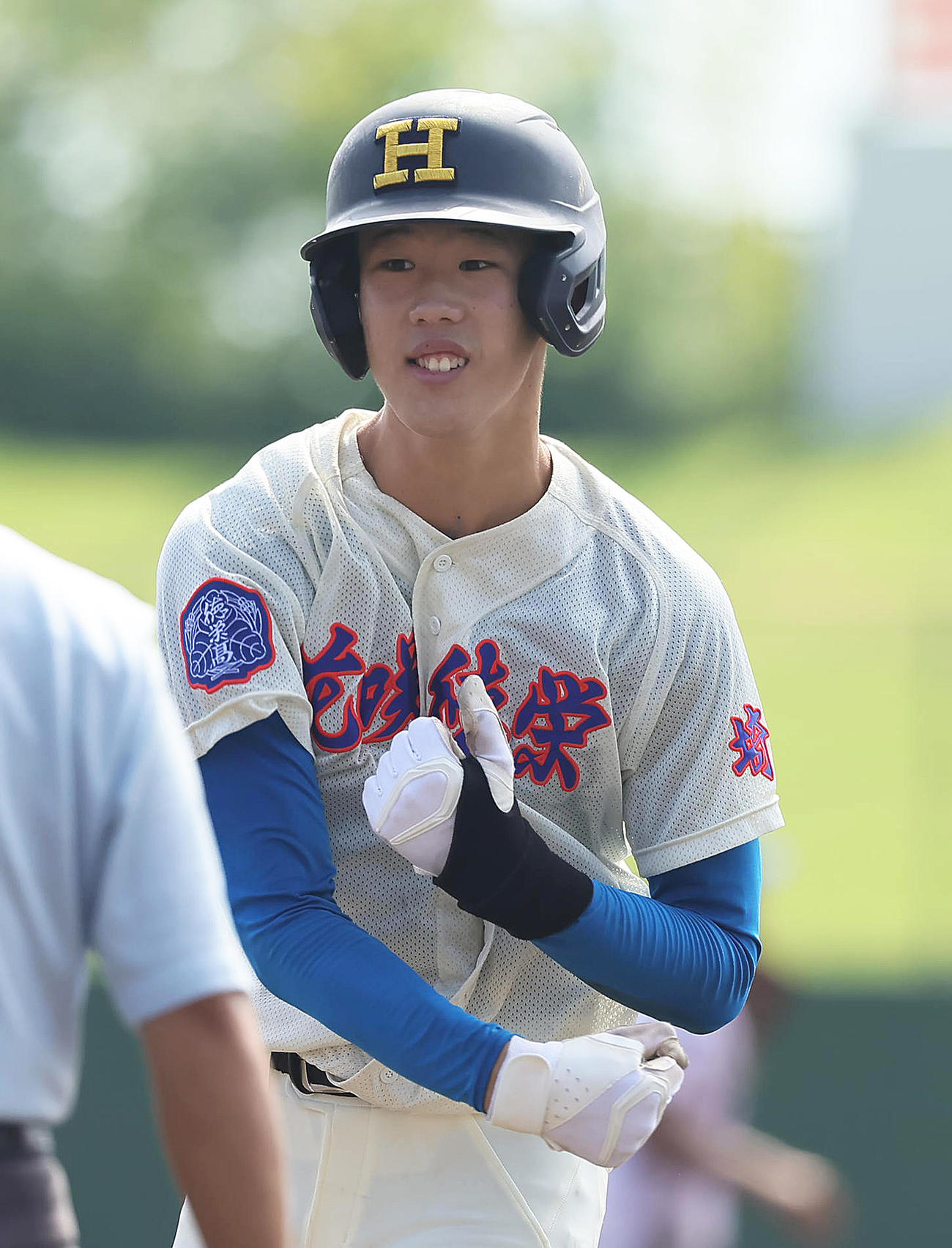 花咲徳栄対山村学園　1回表花咲徳栄1死満塁、田島は先制2点適時内野安打を放ちガッツポーズする（撮影・足立雅史）