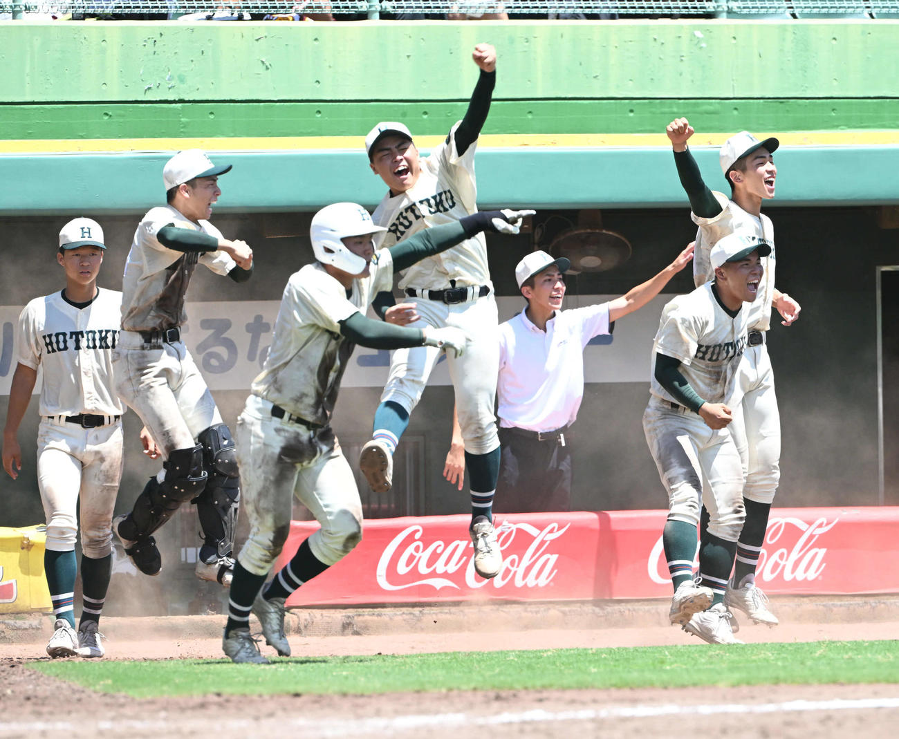 社対報徳学園　10回裏報徳学園1死二、三塁、福留のサヨナラ打で決勝進出を決め喜ぶ報徳学園ナイン（撮影・和賀正仁）