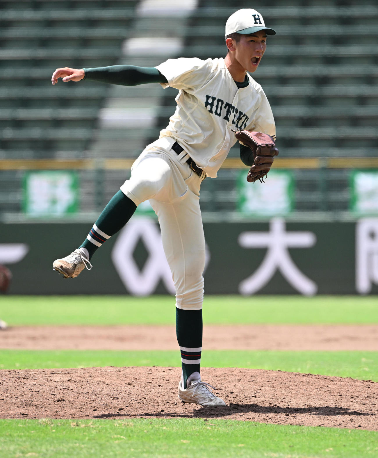 社対報徳学園　7回途中から登板する報徳学園・今朝丸（撮影・和賀正仁）