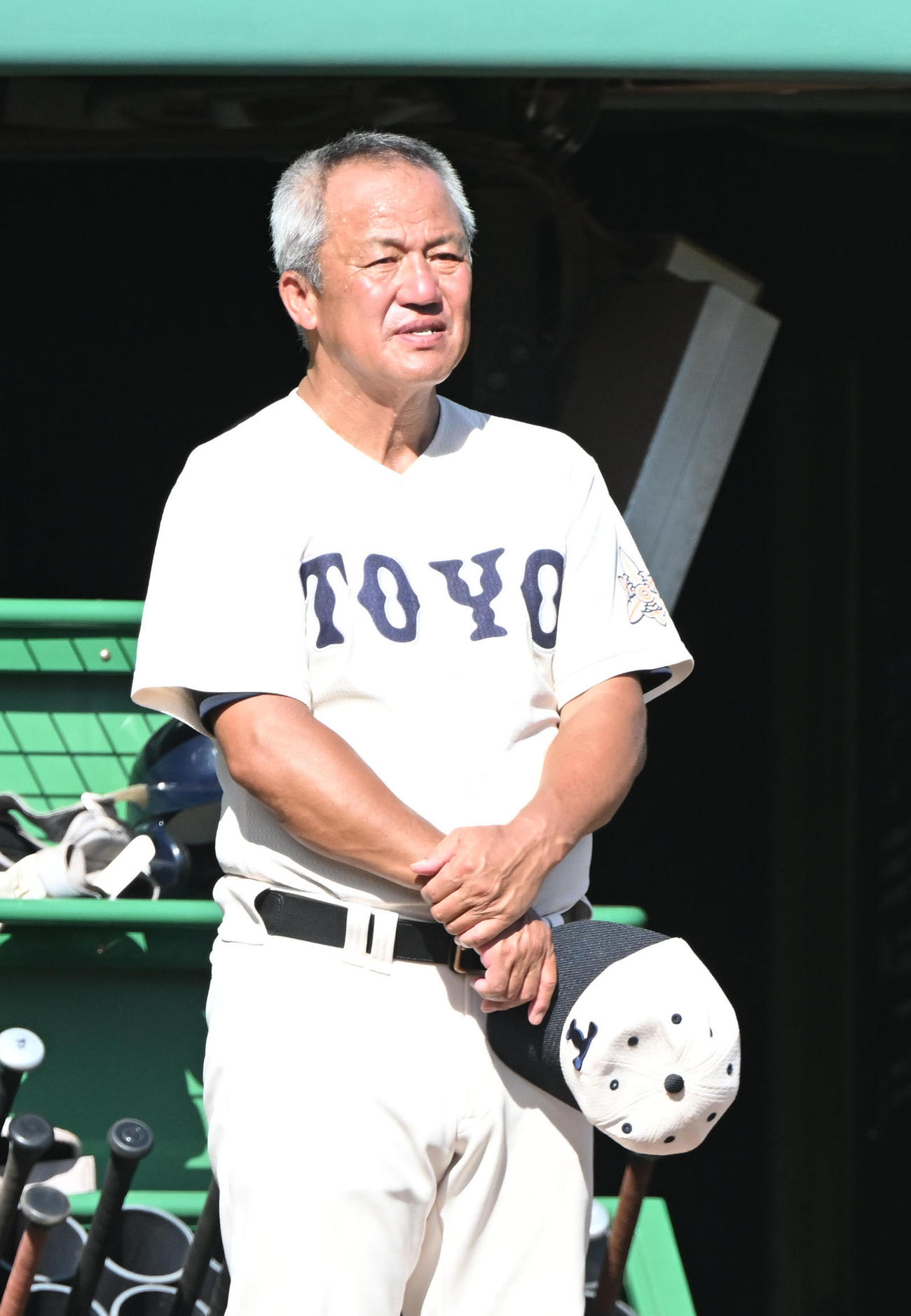 東洋大姫路対明石商　明石商に敗れベンチ前で帽子を取る東洋大姫路・岡田監督（撮影・和賀正仁）