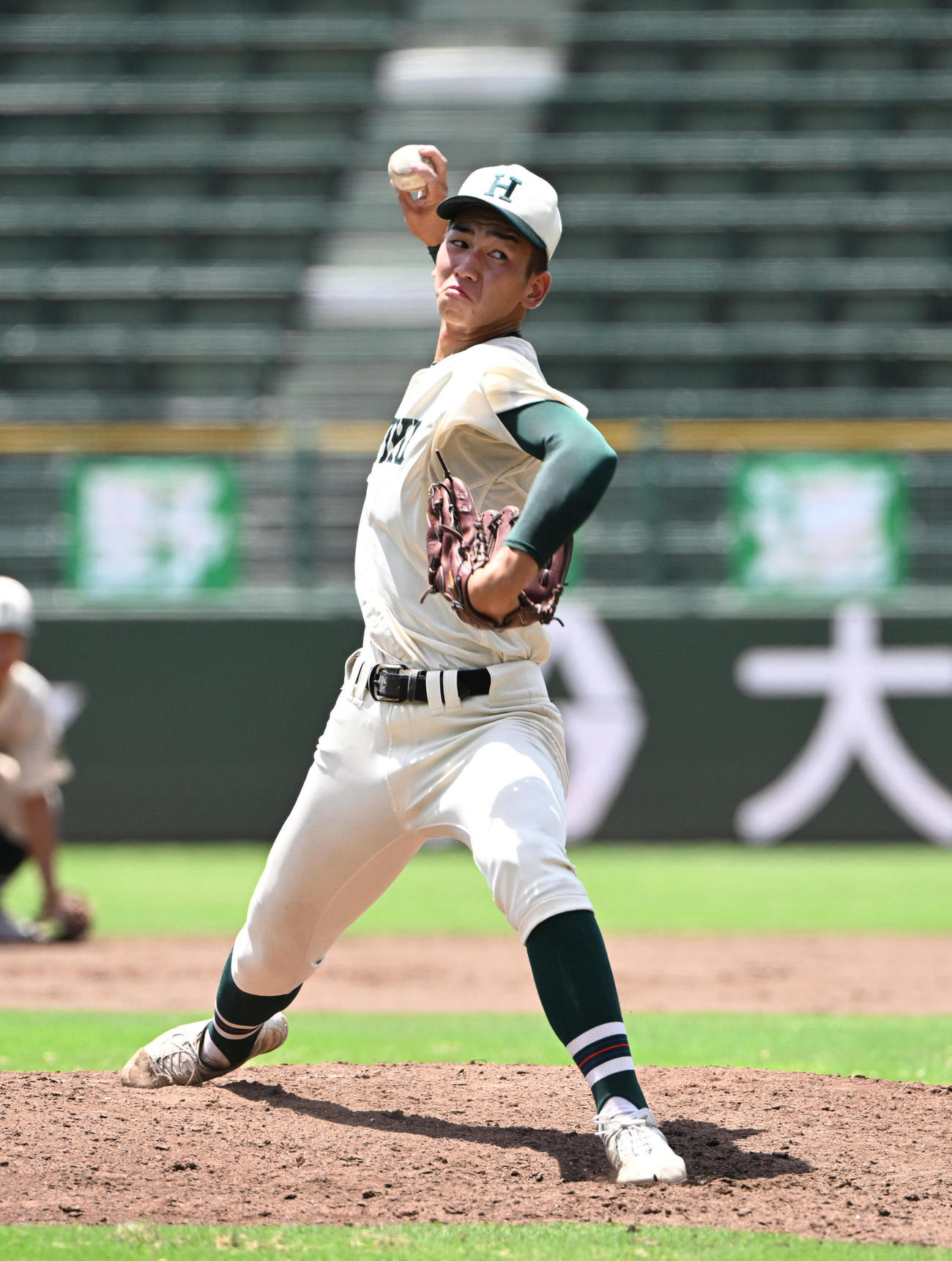 社対報徳学園　7回途中から登板する報徳学園・今朝丸（撮影・和賀正仁）