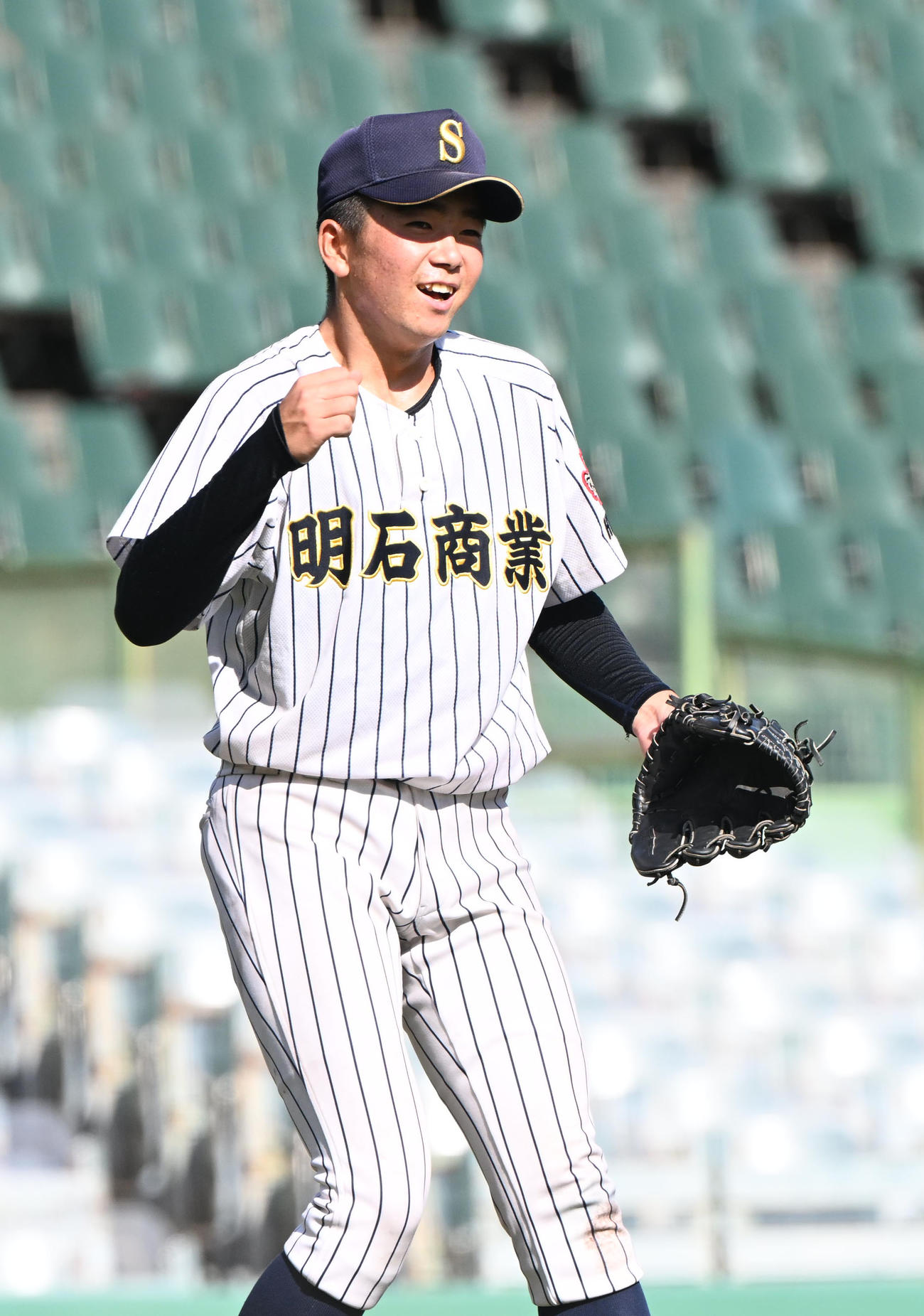 東洋大姫路対明石商　東洋大姫路打線を完封した明石商・横山はガッツポーズ（撮影・和賀正仁）